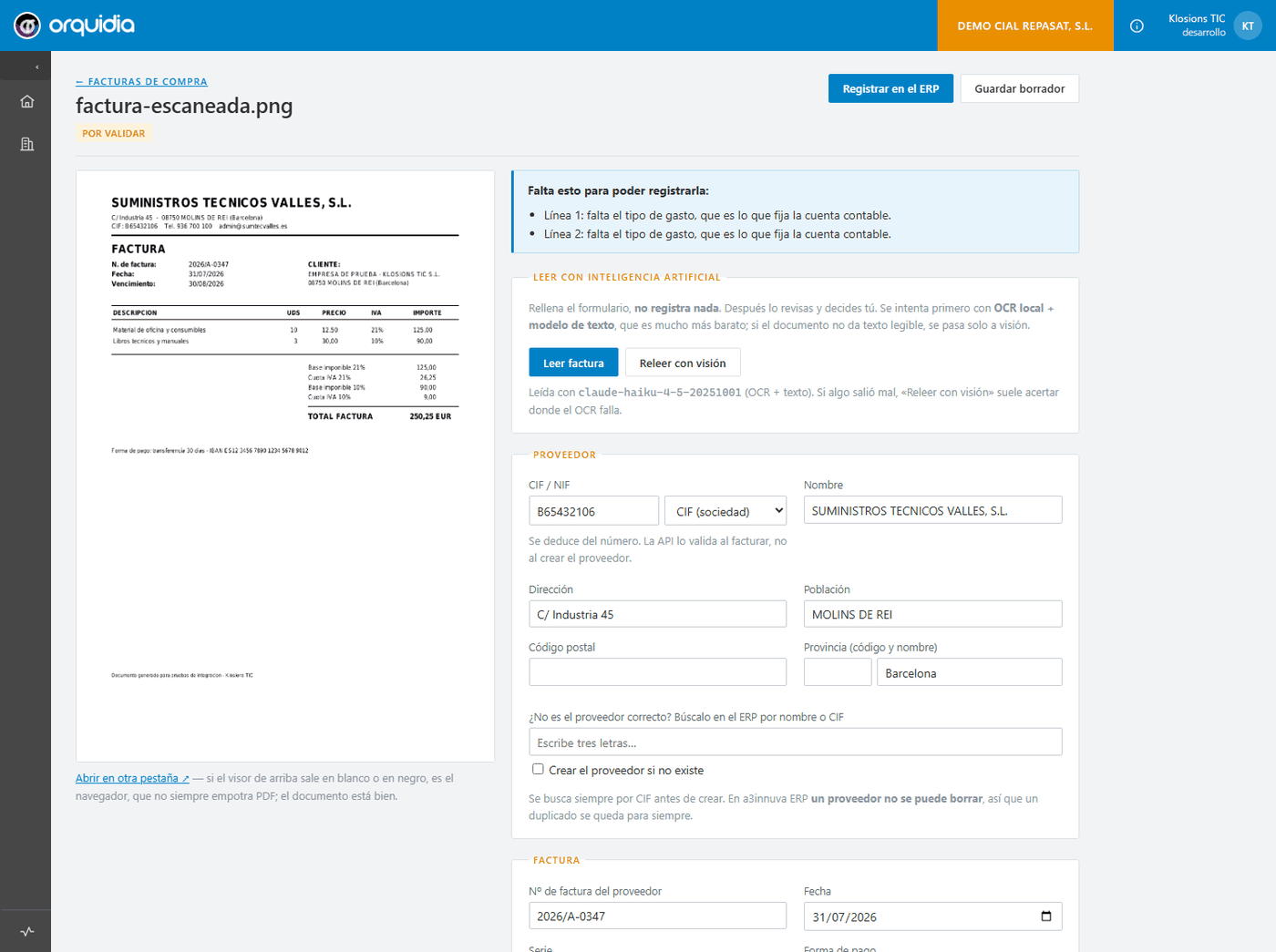 Ficha de una factura de compra en Orquidia: a la izquierda el documento original escaneado, a la derecha los datos del proveedor y de la factura ya extraídos, con un aviso de lo que falta por completar.